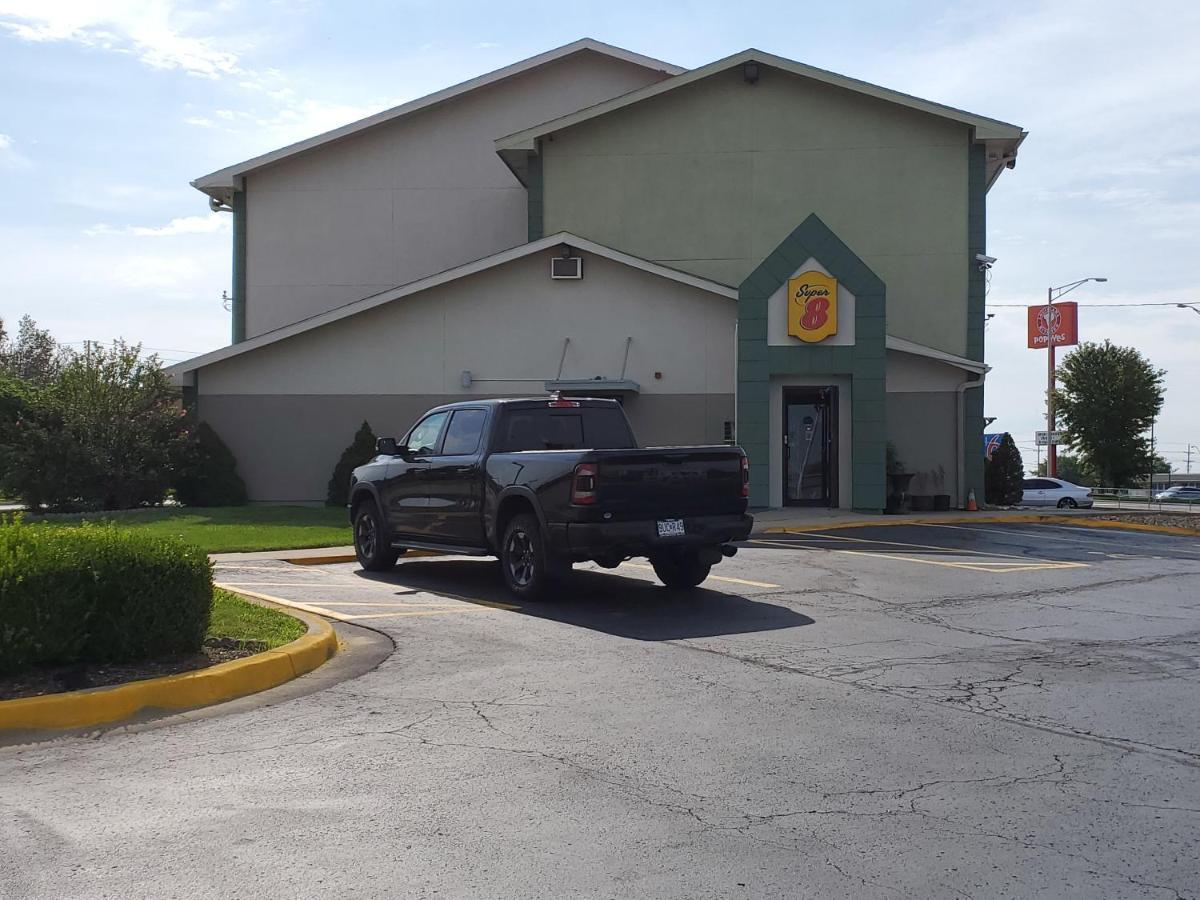 Super 8 By Wyndham Kansas City At Barry Road/Airport Zewnętrze zdjęcie
