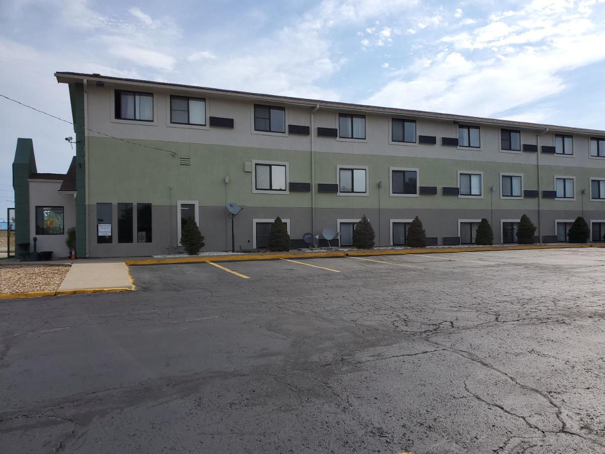 Super 8 By Wyndham Kansas City At Barry Road/Airport Zewnętrze zdjęcie