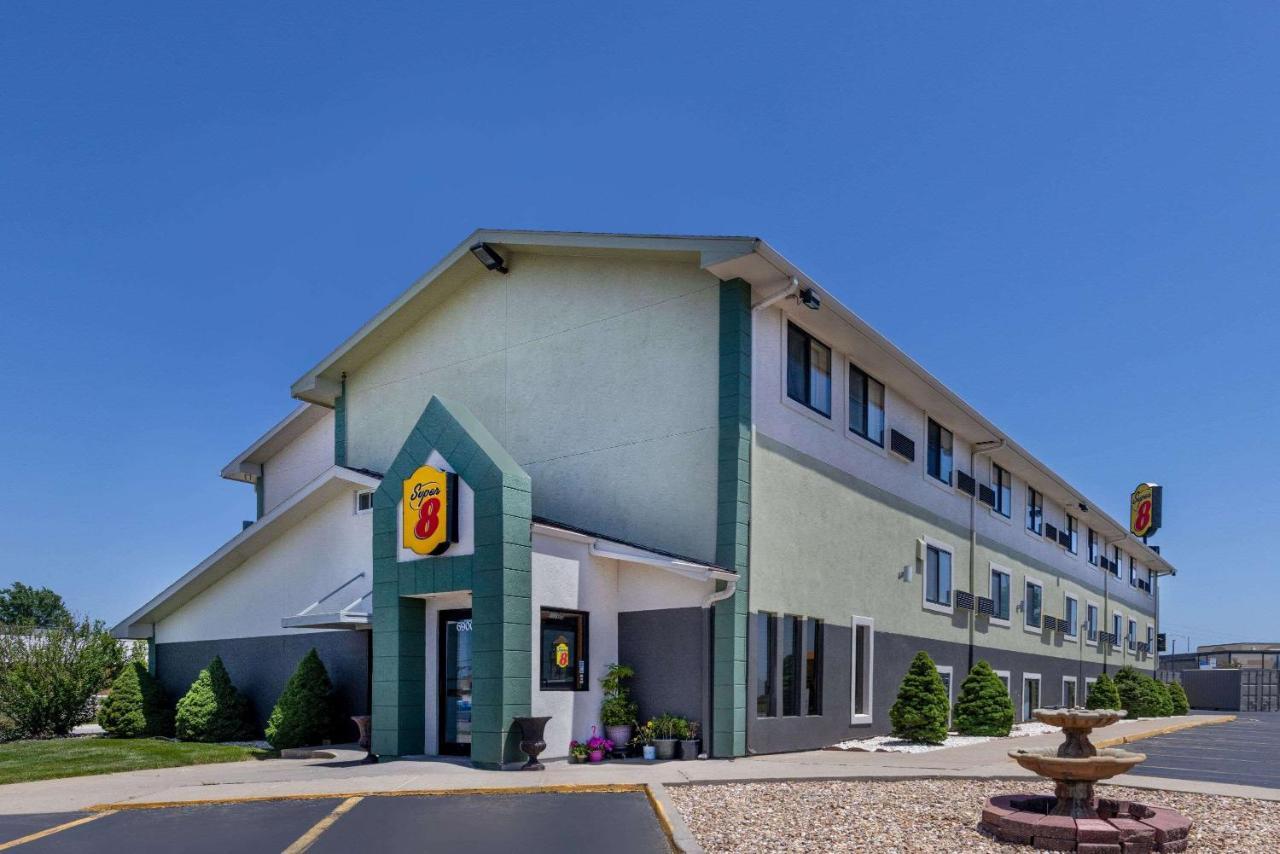 Super 8 By Wyndham Kansas City At Barry Road/Airport Zewnętrze zdjęcie