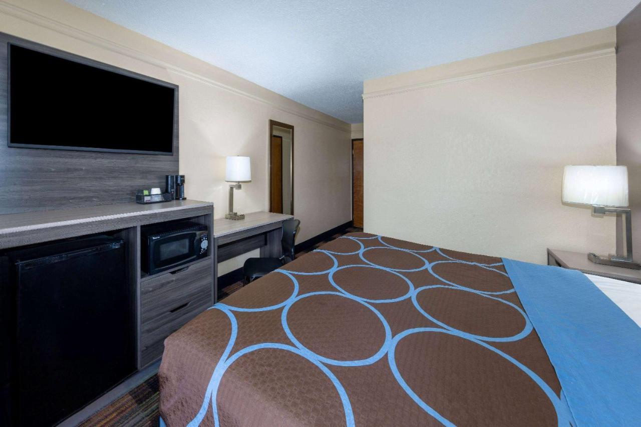 Super 8 By Wyndham Kansas City At Barry Road/Airport Zewnętrze zdjęcie