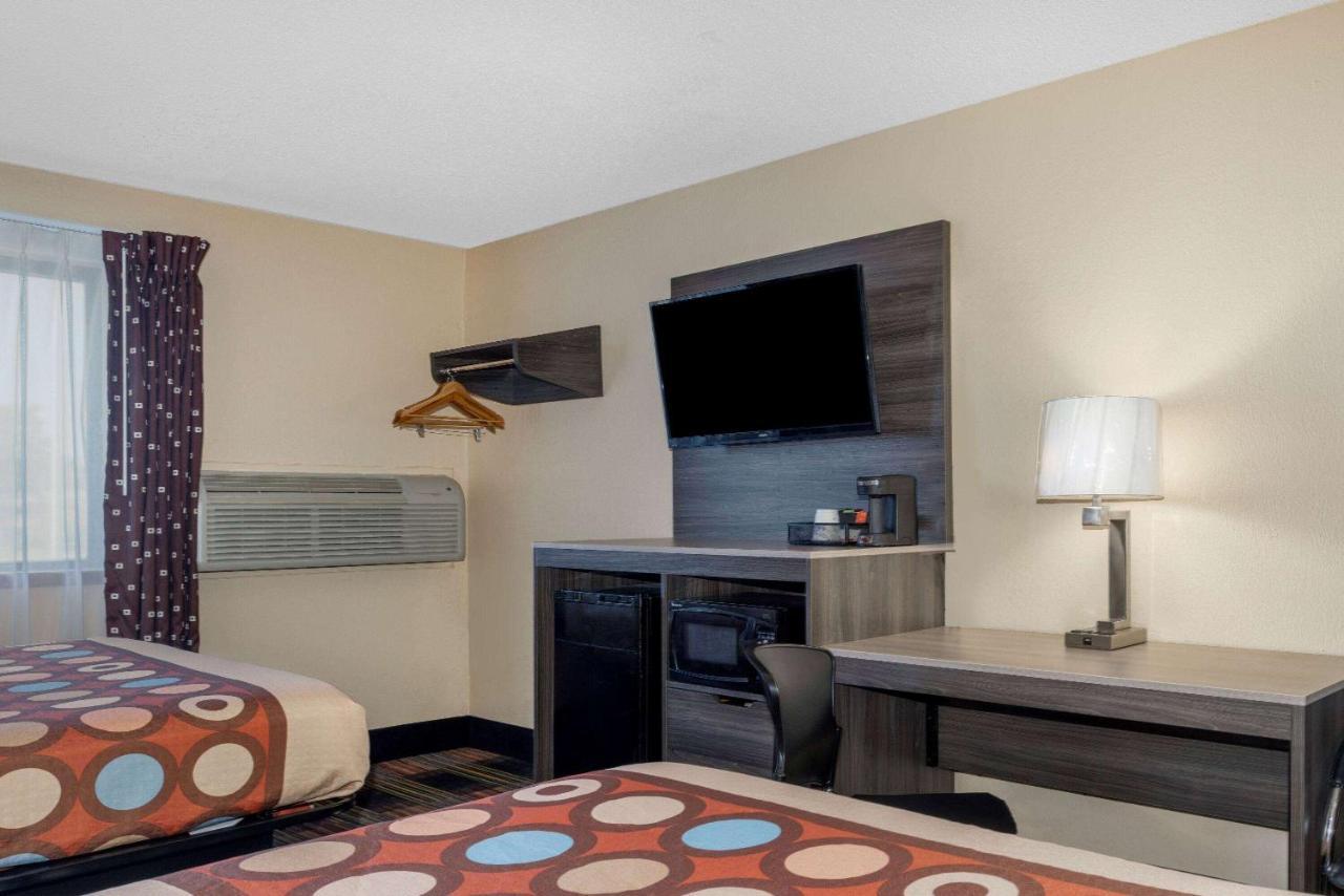 Super 8 By Wyndham Kansas City At Barry Road/Airport Zewnętrze zdjęcie