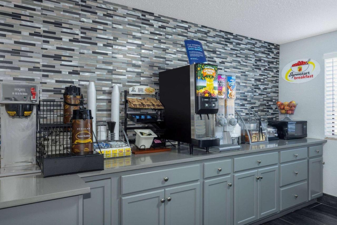 Super 8 By Wyndham Kansas City At Barry Road/Airport Zewnętrze zdjęcie