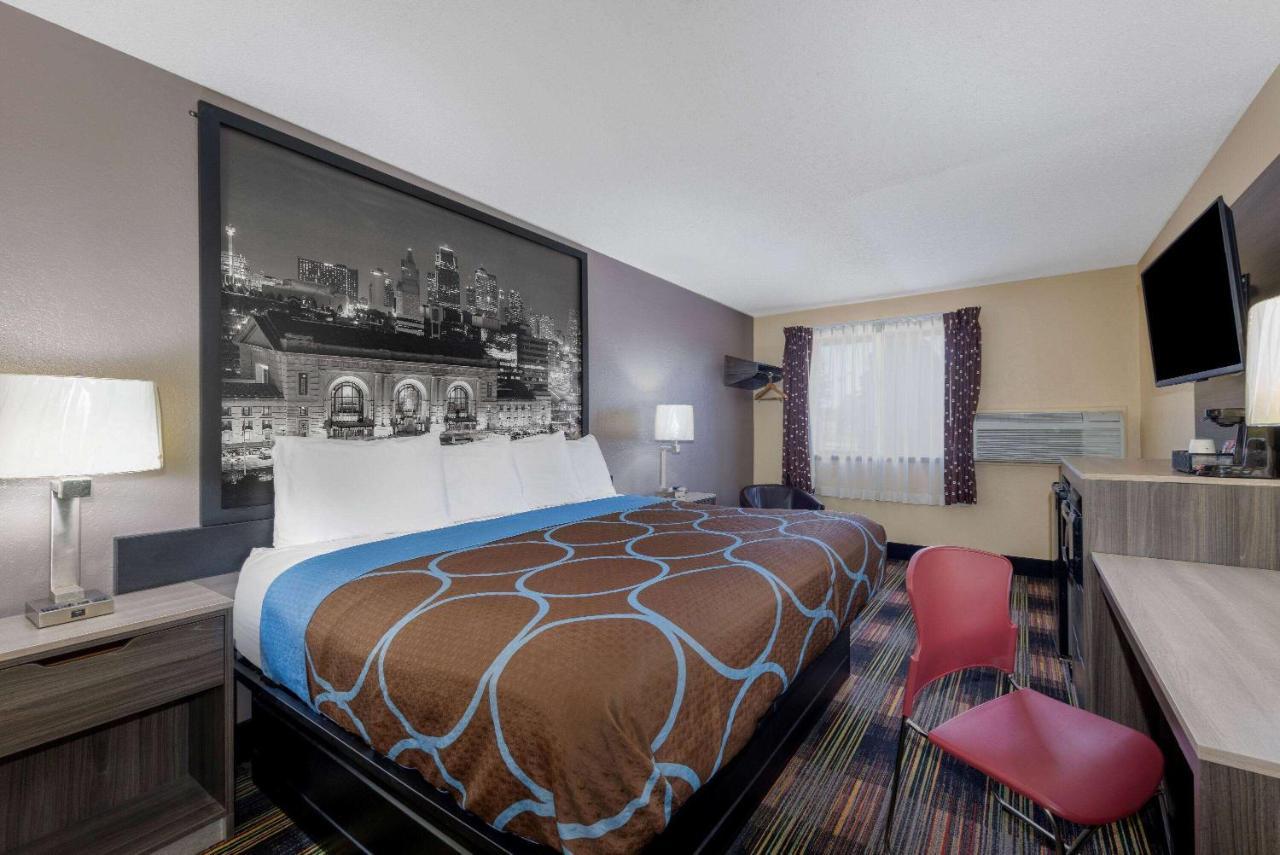 Super 8 By Wyndham Kansas City At Barry Road/Airport Zewnętrze zdjęcie