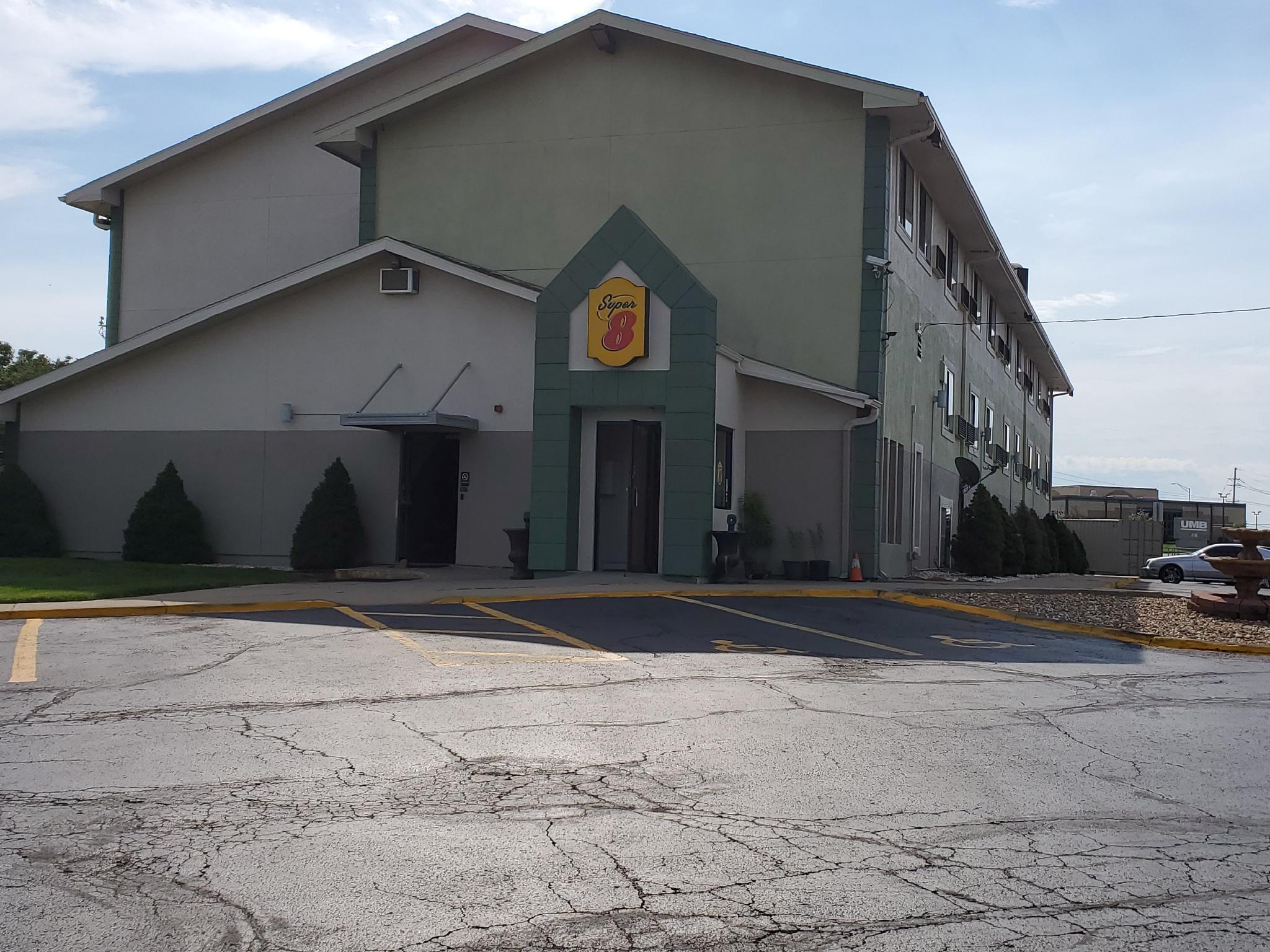 Super 8 By Wyndham Kansas City At Barry Road/Airport Zewnętrze zdjęcie