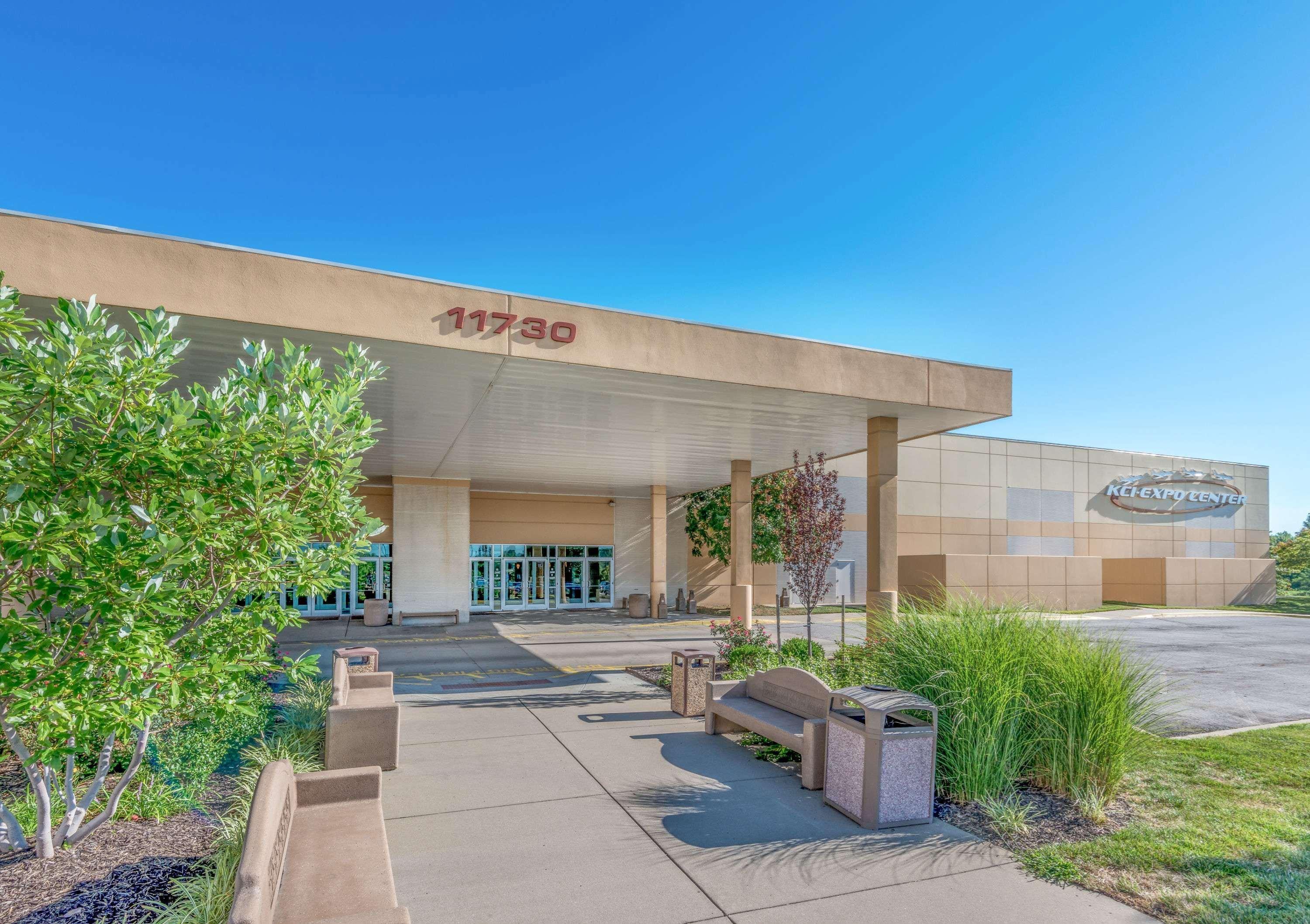 Super 8 By Wyndham Kansas City At Barry Road/Airport Zewnętrze zdjęcie