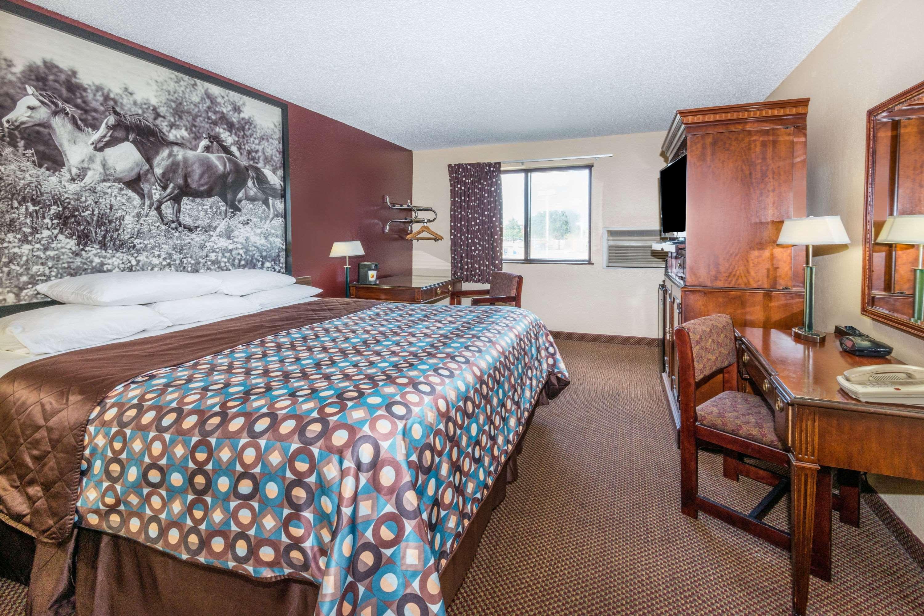 Super 8 By Wyndham Kansas City At Barry Road/Airport Zewnętrze zdjęcie