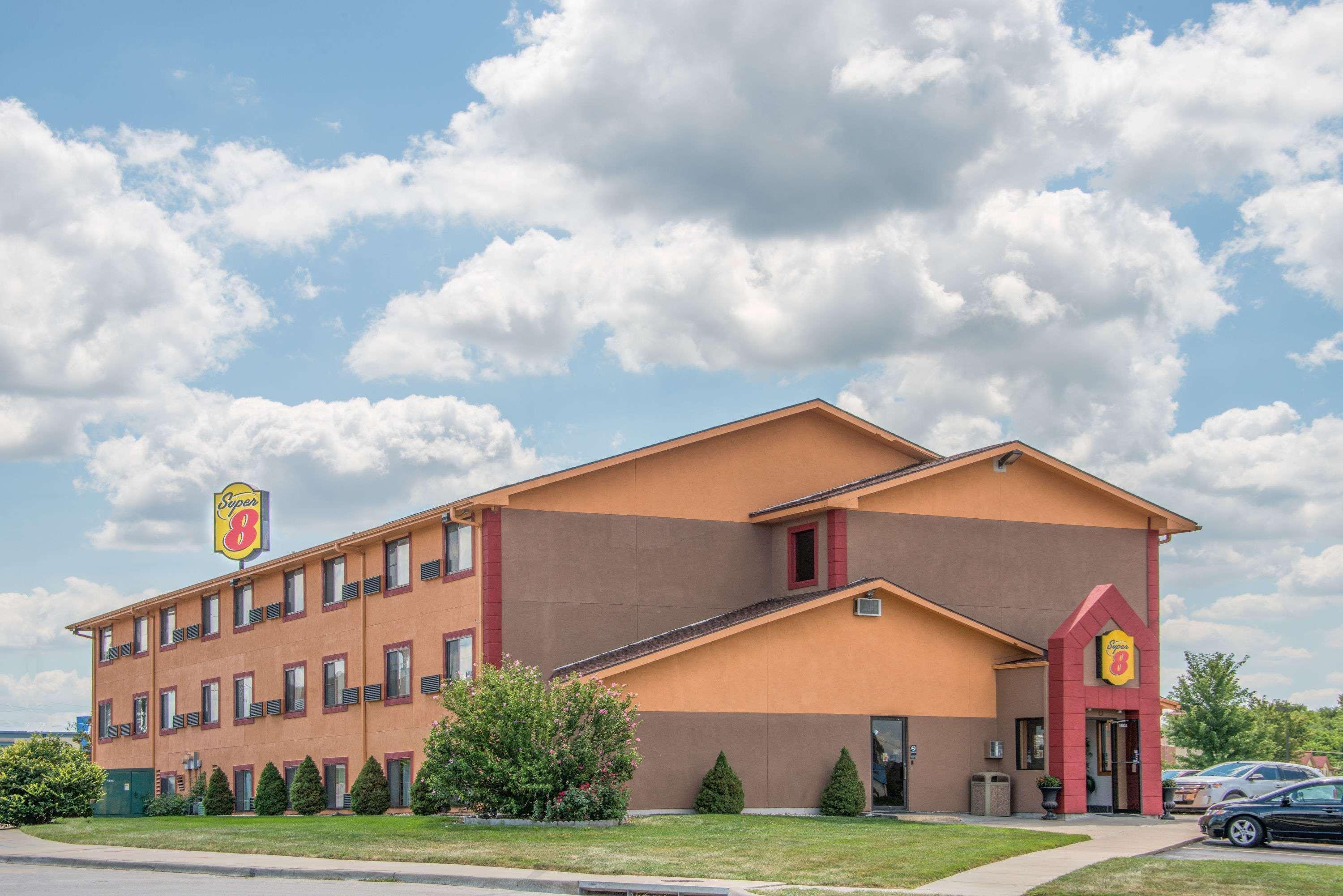 Super 8 By Wyndham Kansas City At Barry Road/Airport Zewnętrze zdjęcie