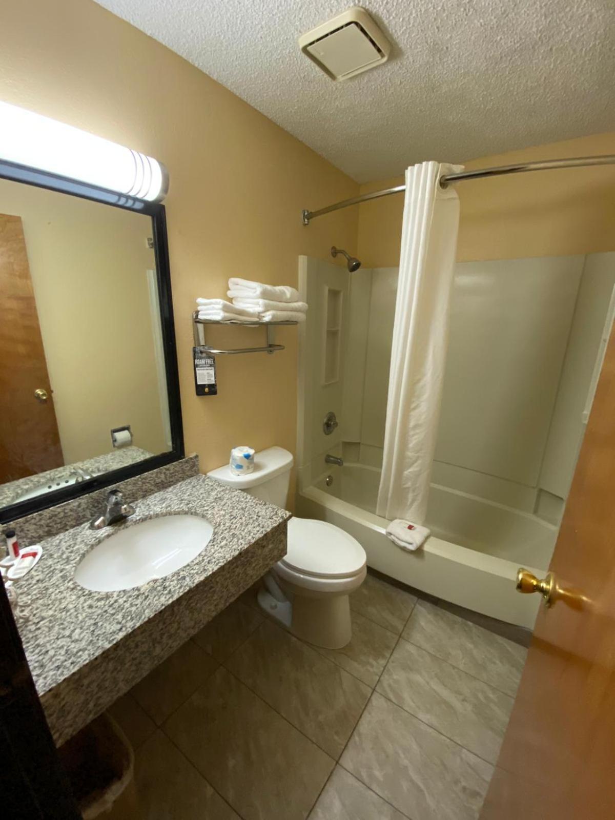Super 8 By Wyndham Kansas City At Barry Road/Airport Zewnętrze zdjęcie
