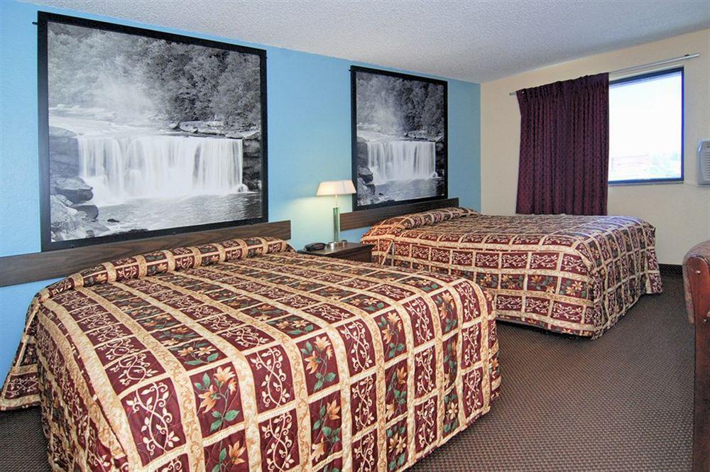 Super 8 By Wyndham Kansas City At Barry Road/Airport Zewnętrze zdjęcie