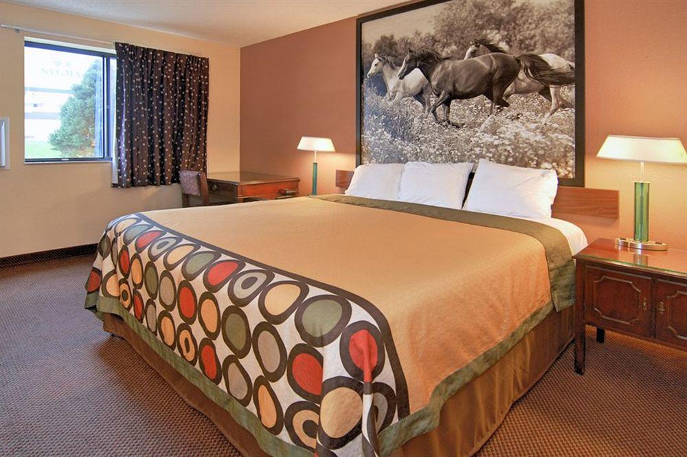 Super 8 By Wyndham Kansas City At Barry Road/Airport Zewnętrze zdjęcie